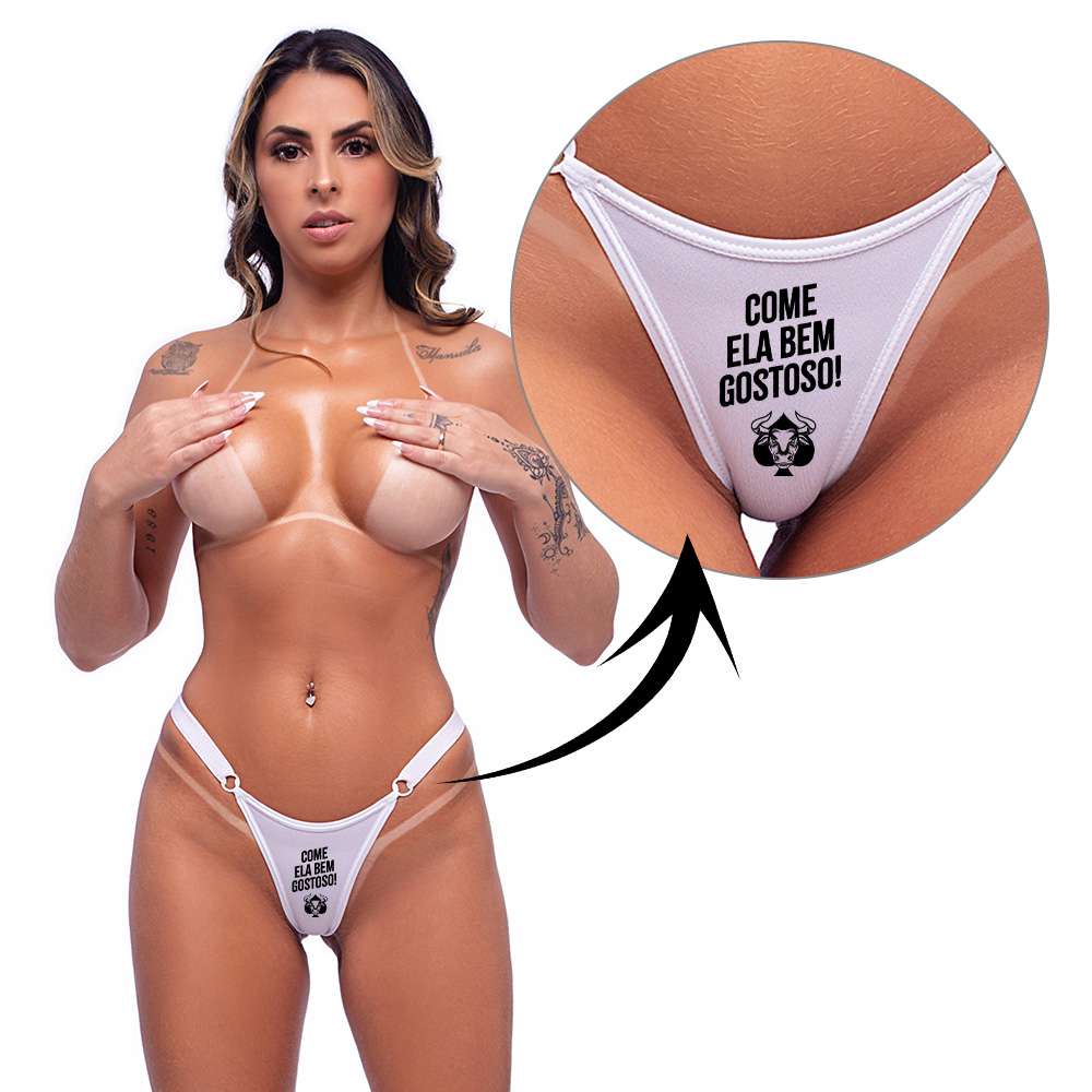 Modelo usando a Calcinha Fio Dental Sensual Branca, com zoom na frase e estampa provocante