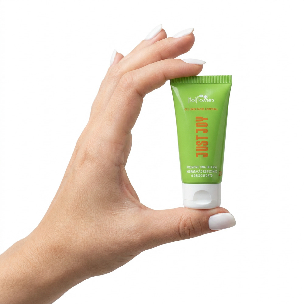 M�o segurando o Gel para Sexo Anal Dessensibilizante Just Joy 25g, demonstrando o tamanho compacto e pr�tico do produto