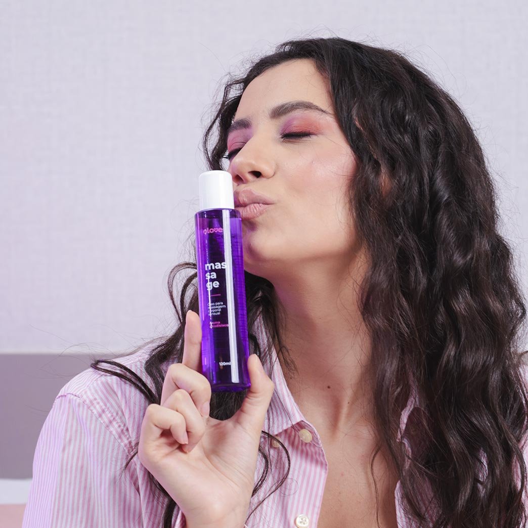 Frasco de �leo para Massagem Sensual Massage Olove Cosm�tico 120ml, com o lado do logotipo 