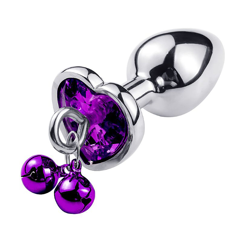 Vista aproximada do Plug Anal Joia em A�o Inox, destacando o formato gota, o cristal facetado roxo na base e os dois sinos roxos pendurados, em fundo branco.