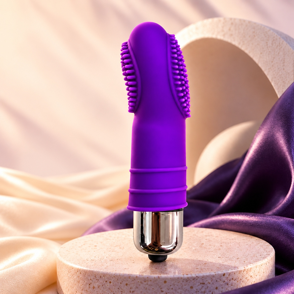 Vibrador bullet roxo com capa de silicone texturizada, toque aveludado e base met�lica brilhante