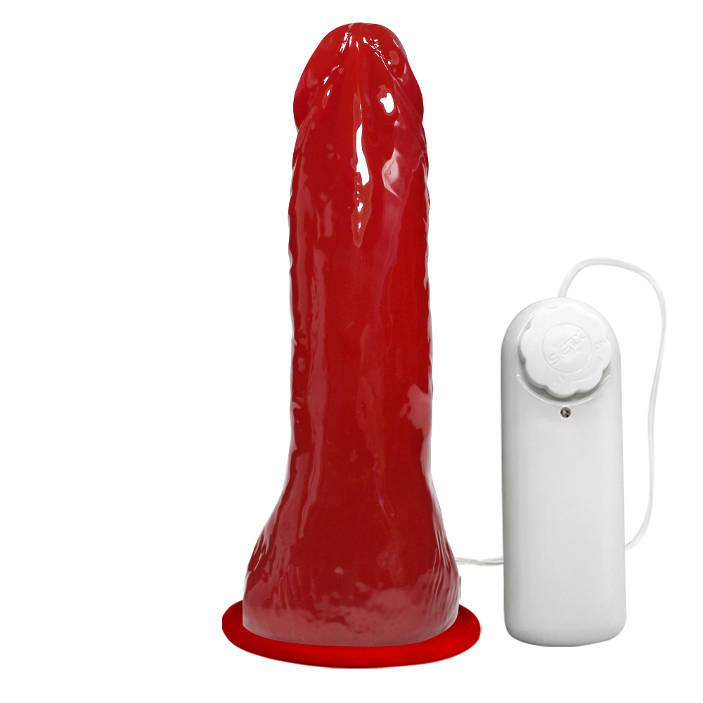 P�nis Massageador na cor vermelha, em �ngulo lateral frontal, mostrando as texturas e a ventosa na base.