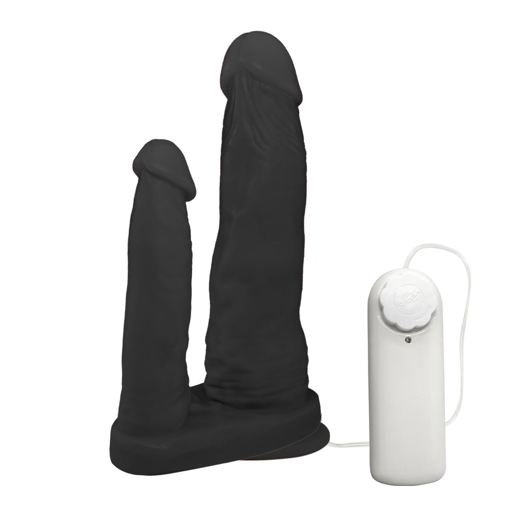 P�nis Duplo para 2 Penetra��es com Vibrador e Ventosa, segundo p�nis em primeiro plano, com o controle ao lado.
