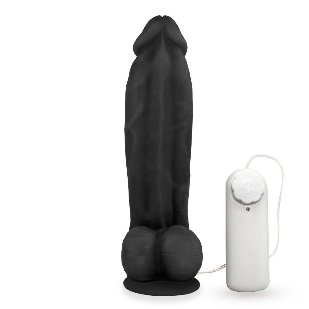P�nis Maci�o Sedutor em PVC Flex�vel Preto com vibrador, em vista frontal, exibindo o controle remoto ao lado.