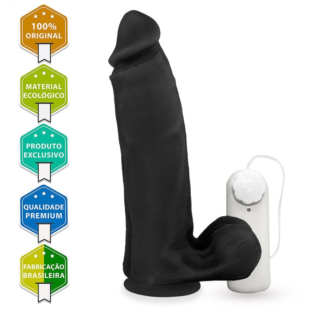 P�nis Maci�o Sedutor em PVC Flex�vel Preto com vibrador, destacando o p�nis e o controle remoto do vibrador em close-up.