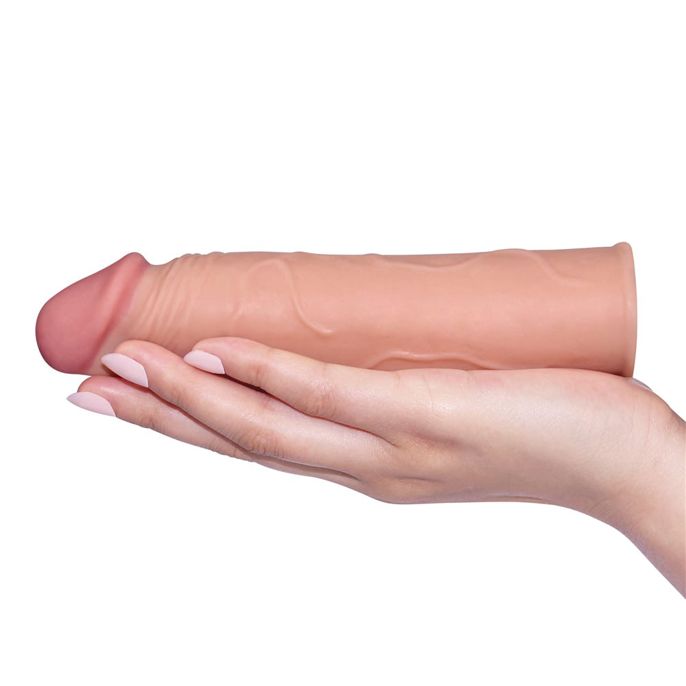 vista lateral da capa peniana com anel escrotal evidenciando espessura do silicone e encaixe anat�mico