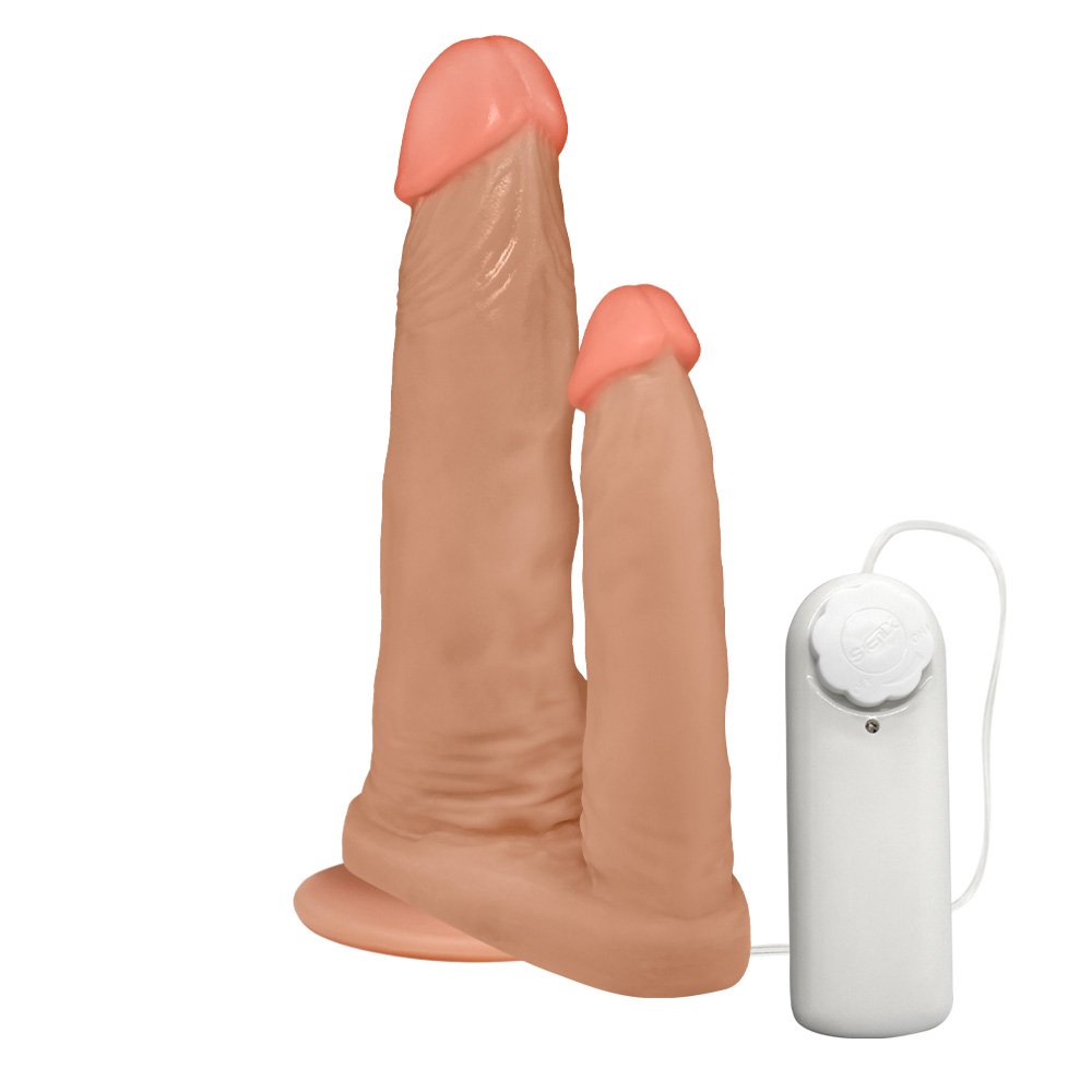 P�nis Duplo para 2 Penetra��es com Vibrador e Ventosa 15x3,5cm e 10x2,5cm Bege - Outra vista lateral do p�nis duplo bege com o controle do vibrador vis�vel