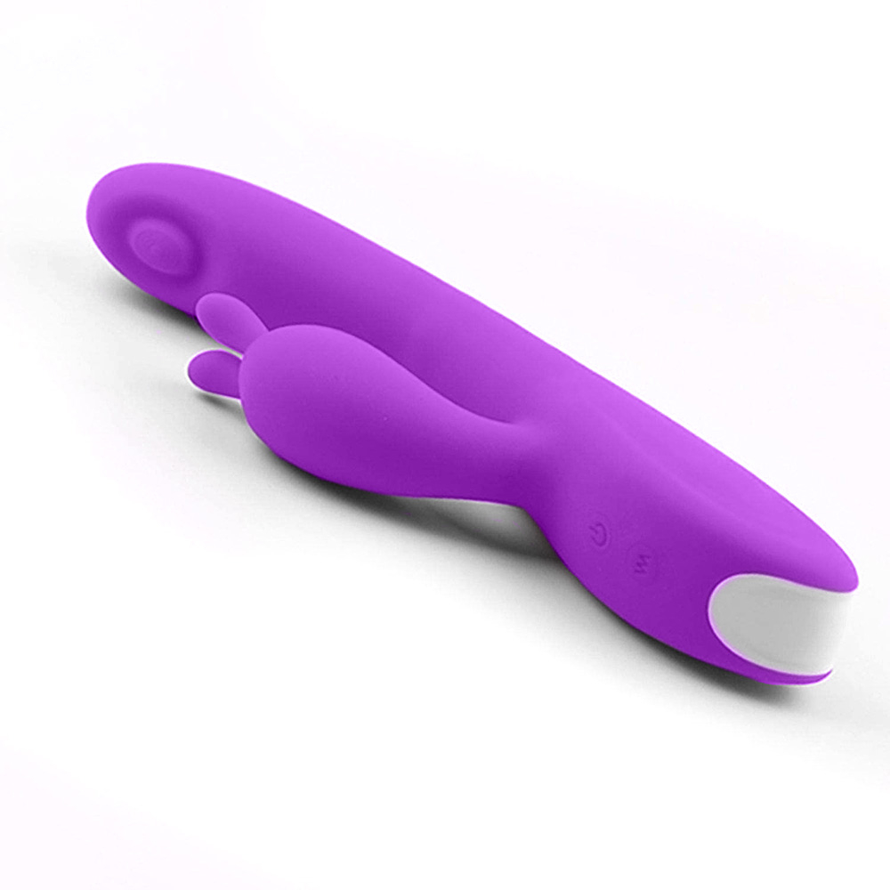 Vibrador Duplo Rabbit Roxo com fundo branco, mostrando suas curvas ergon�micas e o design elegante