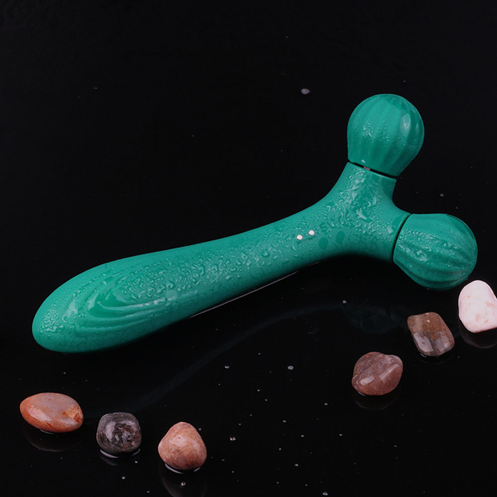 Massageador Twig Cyan sobre superf�cie escura, com gotas de �gua destacando sua resist�ncia � �gua