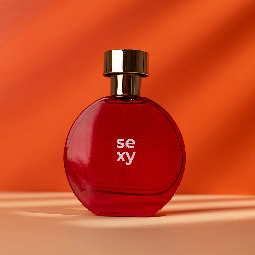 Close-up do frasco redondo do Perfume Olove Sexy 55ml vermelho com tampa dourada, destacando a eleg�ncia do design