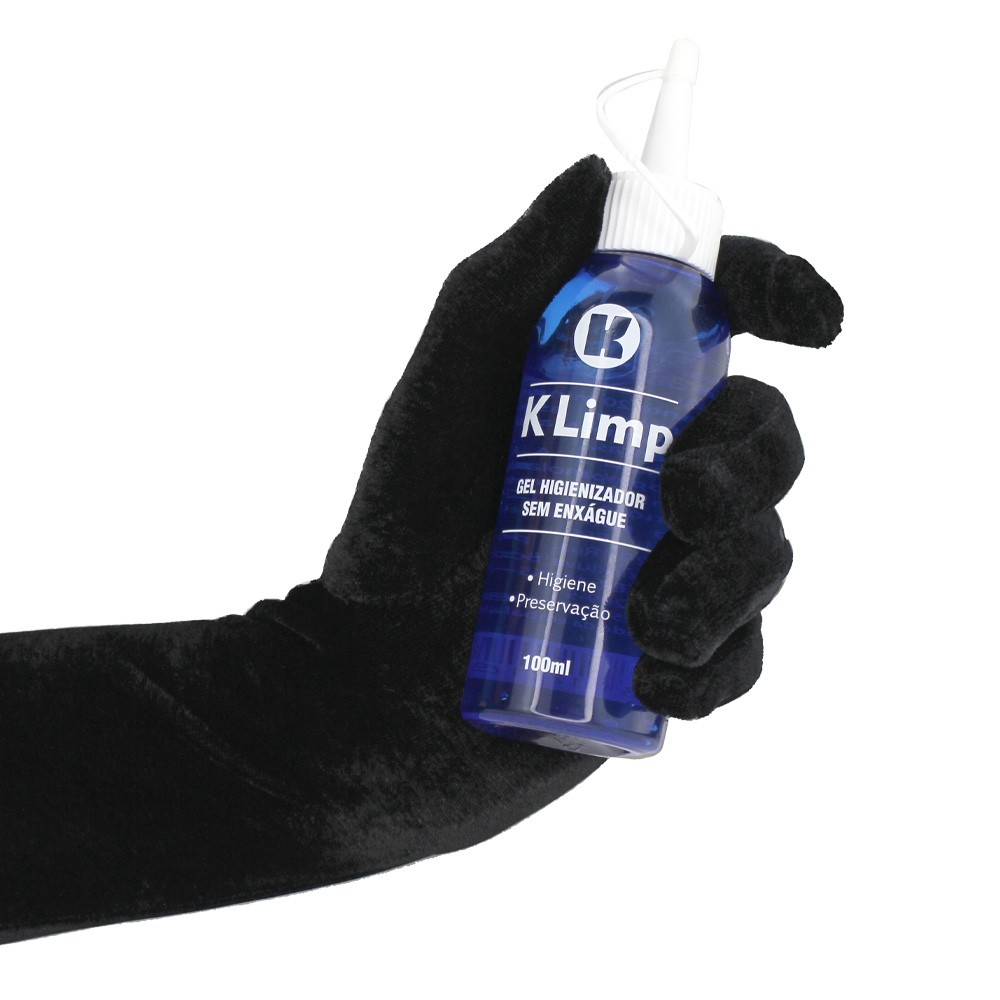 Frasco do Gel Higienizador KLimp 100ml sendo segurado por uma m�o enluvada preta, destacando o produto em uso