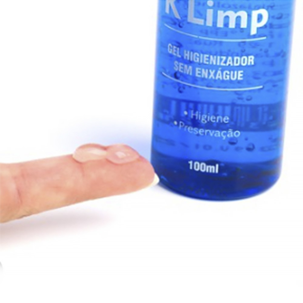 Detalhe do gel transparente do KLimp na ponta de um dedo, com o frasco azul desfocado ao fundo