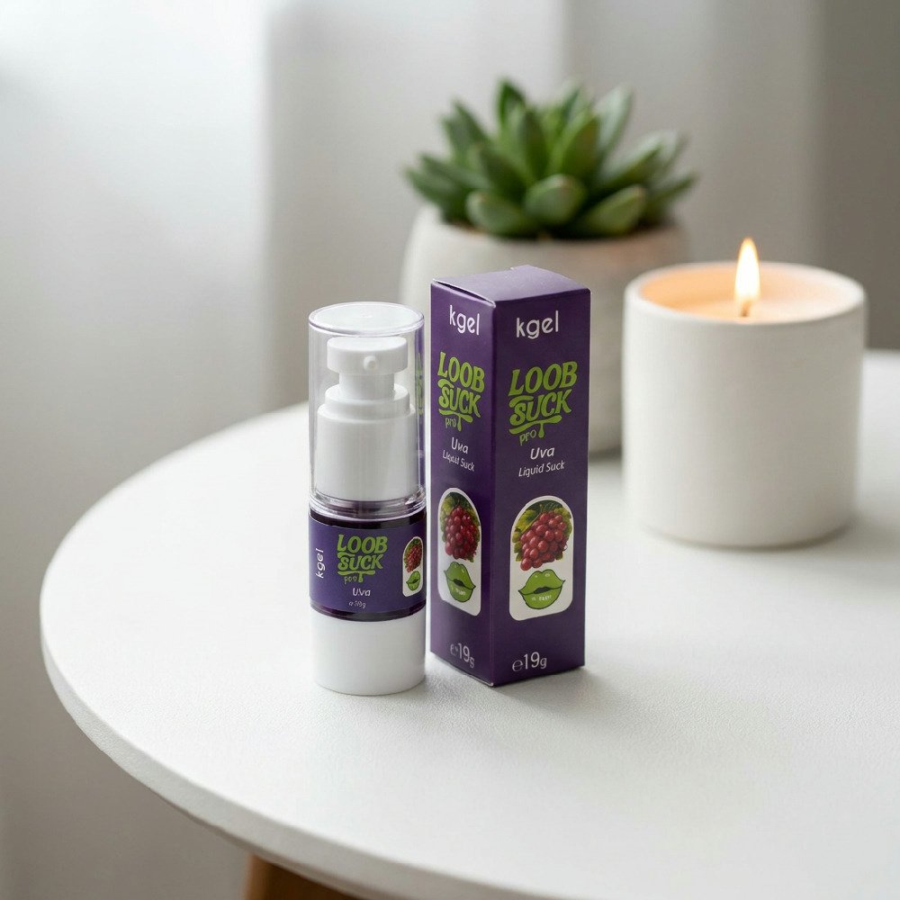 Gel Vibrador L�quido Beij�vel LoobSuck Aroma de Uva 19ml e embalagem em um ambiente com uma vela acesa