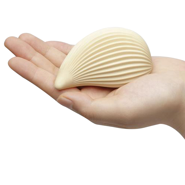 Vibrador para Clit�ris Kushi Iroha by Tenga, na palma da m�o, demonstrando o tamanho compacto e encaixe ergon�mico