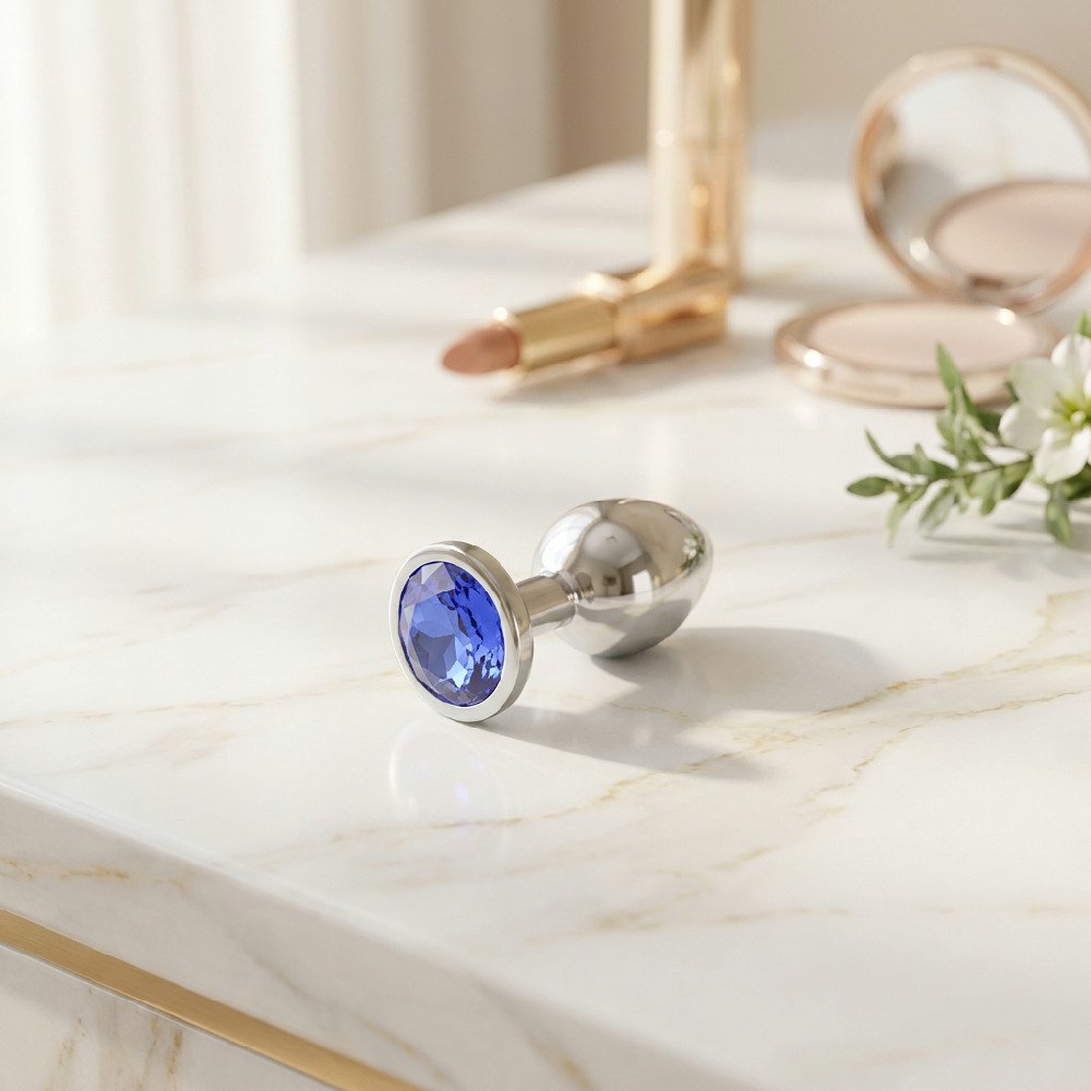 Close na ponta anat�mica do Plug Anal Joia em A�o Redondo Tamanho G Azul, para inser��o gradual segura e confort�vel