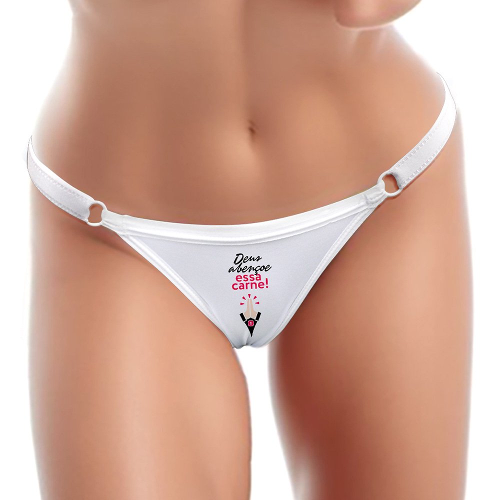 Close-up da Calcinha Fio Dental Branca, focando na frase DEUS ABEN�OE ESSA CARNE e detalhes da costura.