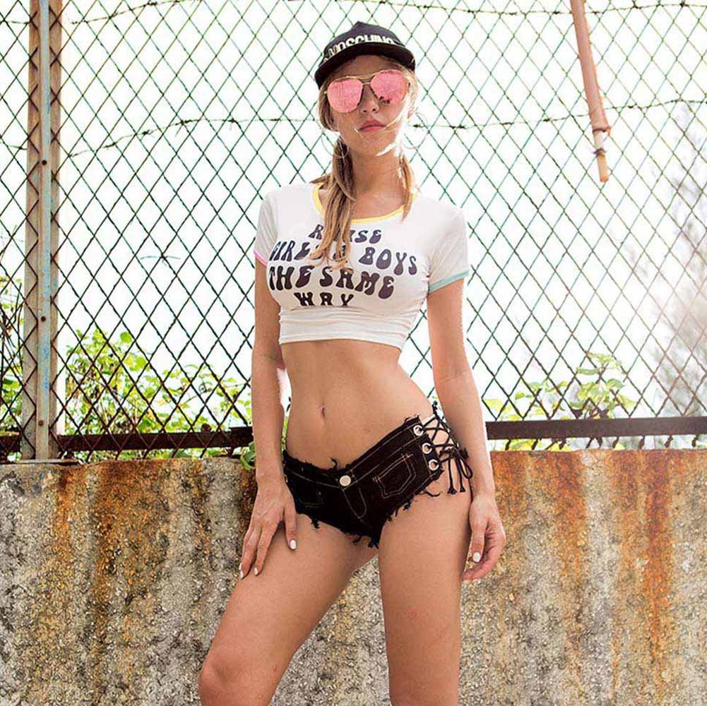 Shorts Sensual Jeans Preto na modelo, destacando a amarra��o lateral e o ajuste perfeito ao corpo