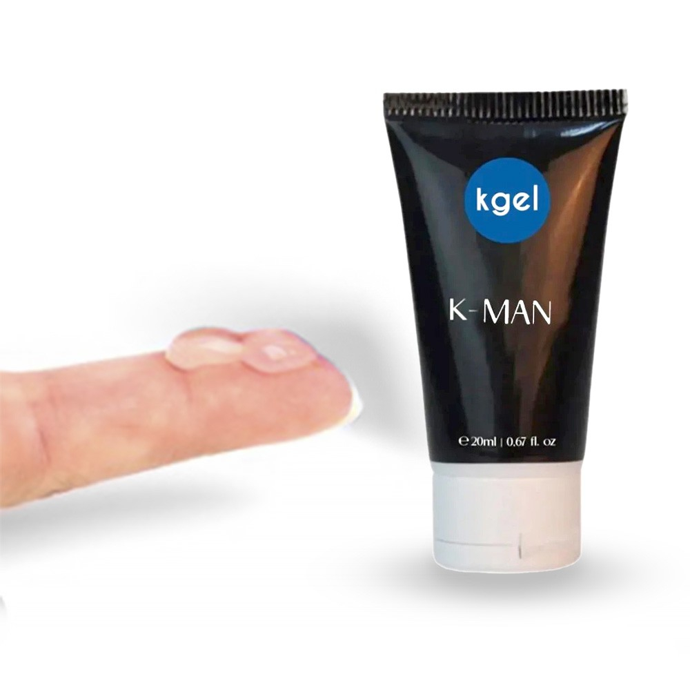 Gel K-Man na ponta do dedo, mostrando a textura transparente e a embalagem ao fundo