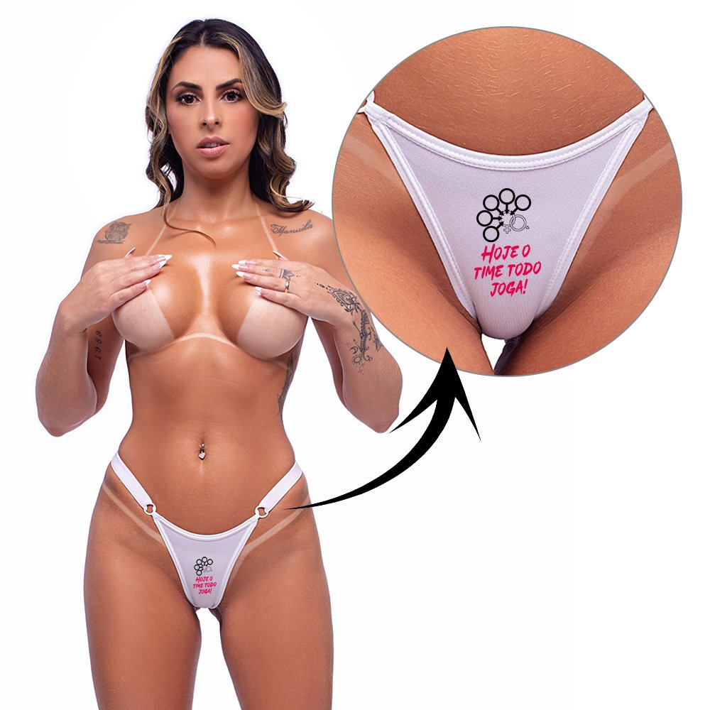 Modelo usando Calcinha String Fio Dental Sensual com frase HOJE O TIME TODO JOGA Branca de frente, com detalhe em zoom da frase