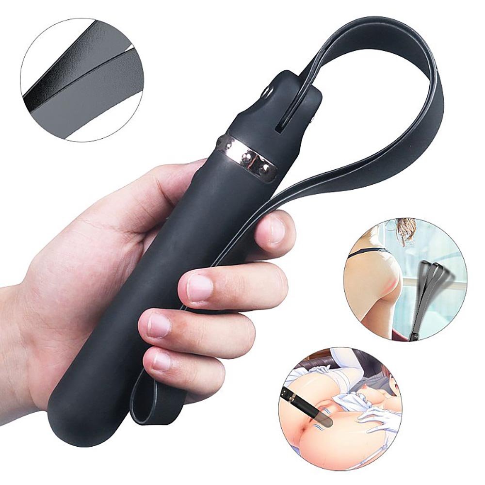 Vibrador Masculino em Silicone Recarreg�vel com 9 Vibra��es e Chibata Whoohoo Preto - Em detalhe na mao