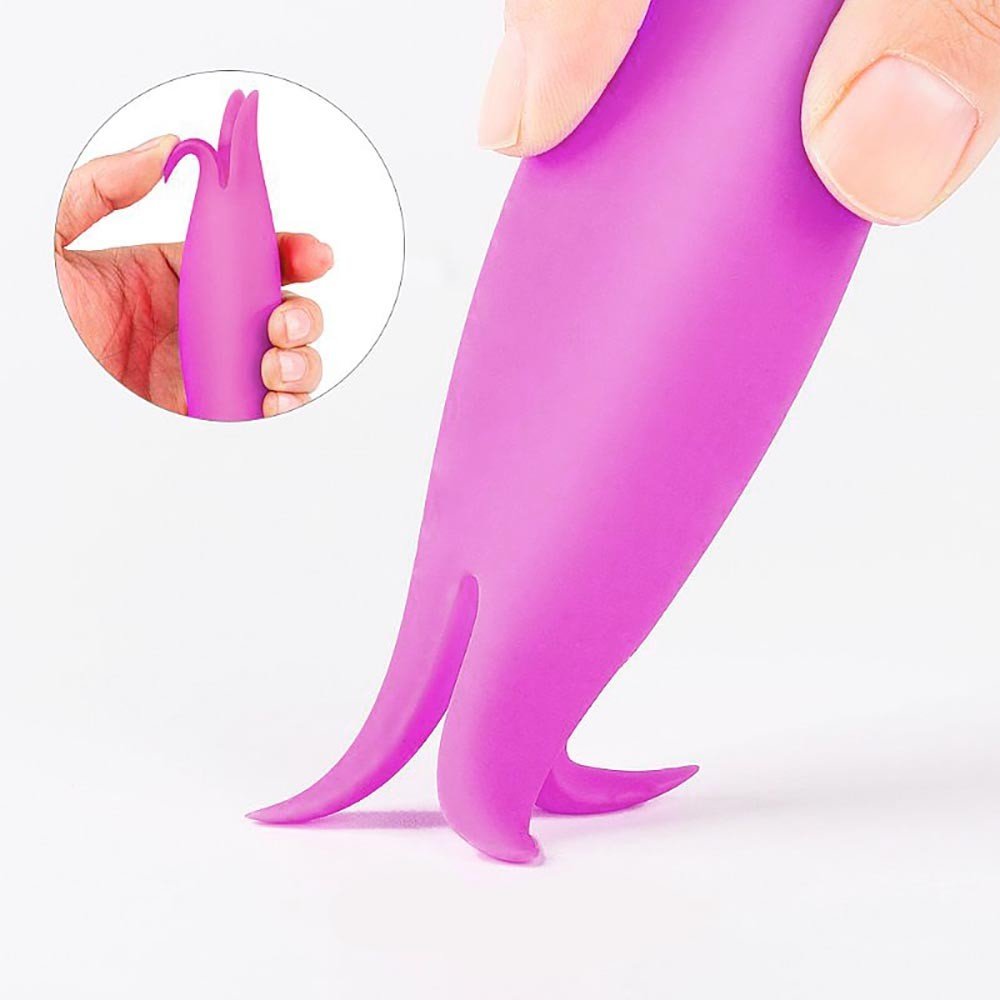 Detallhe da base da capa massageadora do Vibrador Bullet em Silicone Recarreg�vel e m�o inserindo o bullet