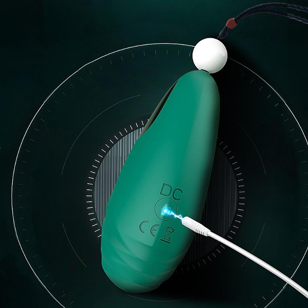Vibrador Discreto Beryl Verde, em close-up, destacando a textura do silicone e o design sofisticado
