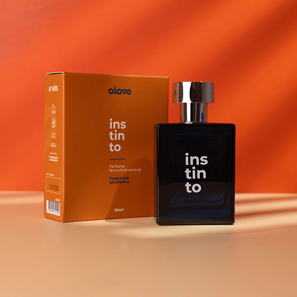 Perfume Olove Instinto em frasco azul escuro e caixa laranja em fundo degrad�