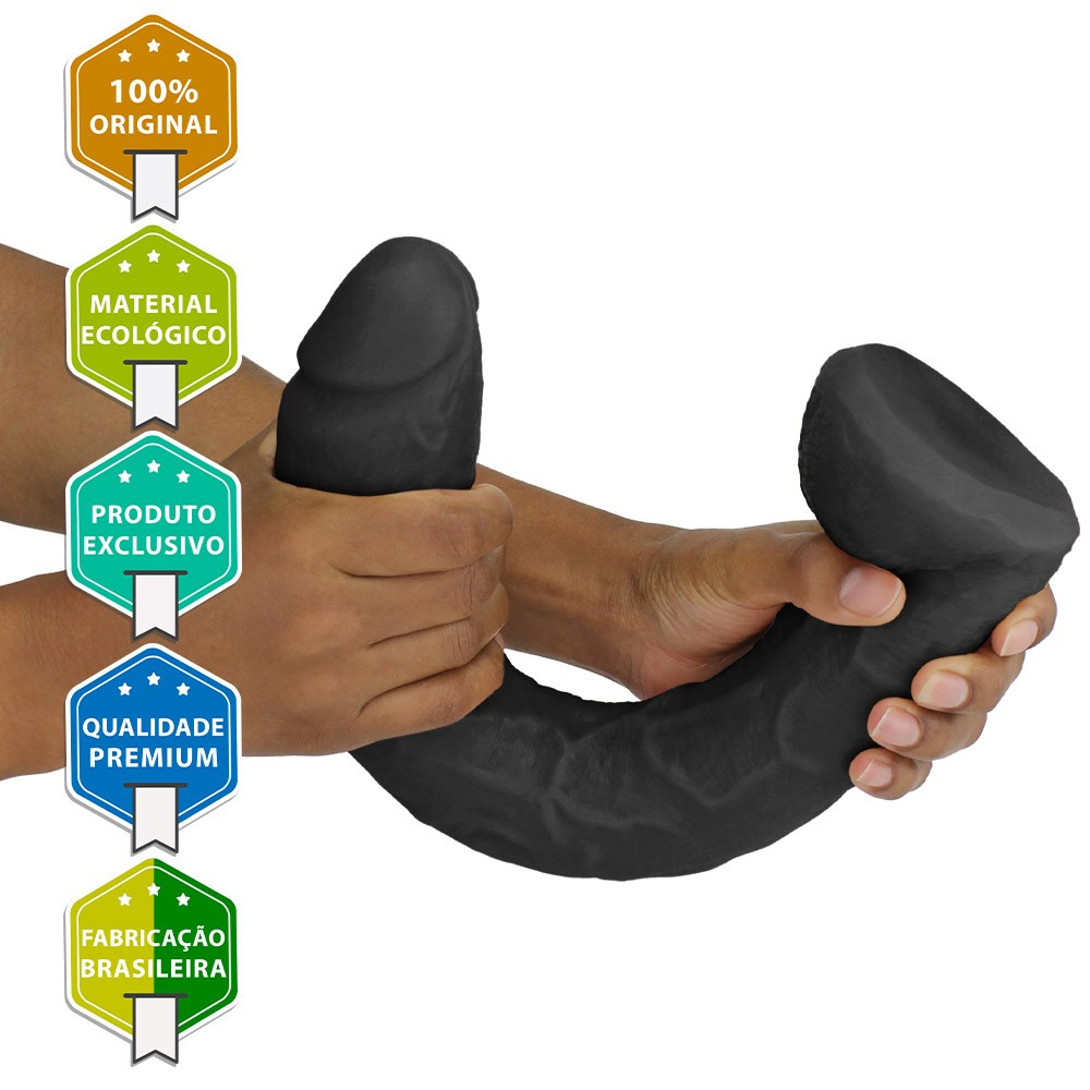 P�nis Gigante e Grosso Flex�vel com Escroto Neg�o da Picona 37 x 5cm Preto com ilustra��o de uso em diferentes posi��es (cadeira e piso liso)