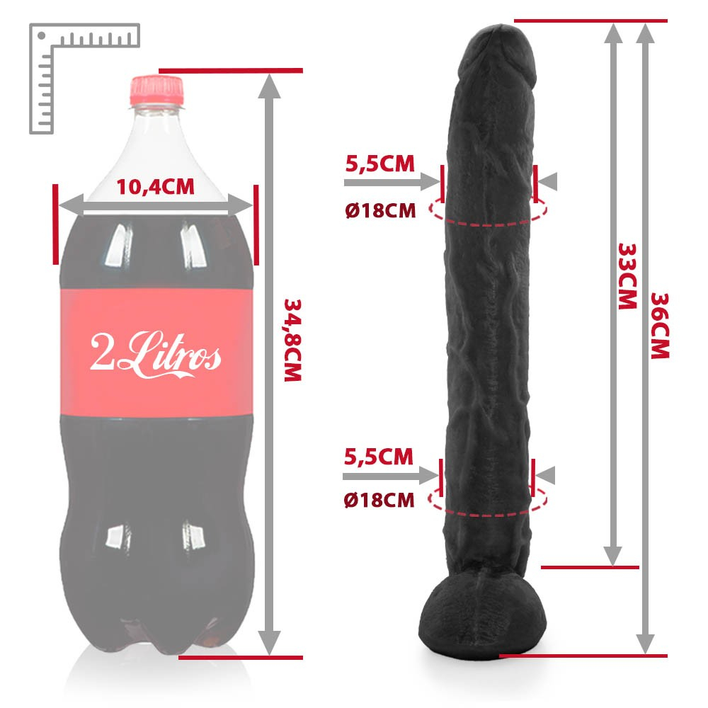 P�nis Gigante e Grosso Flex�vel com Escroto Neg�o da Picona 37 x 5cm Preto em �ngulo que enfatiza o comprimento impressionante e a flexibilidade