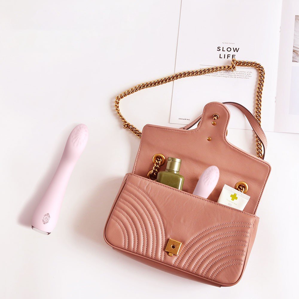 Vibrador Feminino Lisa Rosa dentro de uma bolsa, ilustrando sua discri��o e portabilidade para levar a qualquer lugar