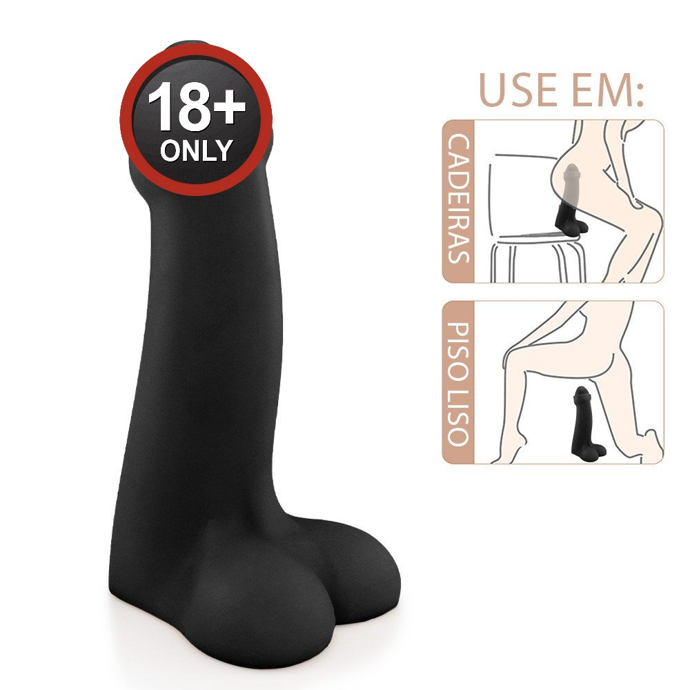 P�nis Gigante e Grosso Flex�vel com Escroto Fimose 28 x 7cm Preto com instru��es de uso, mostrando como pode ser usado em cadeiras e no piso liso