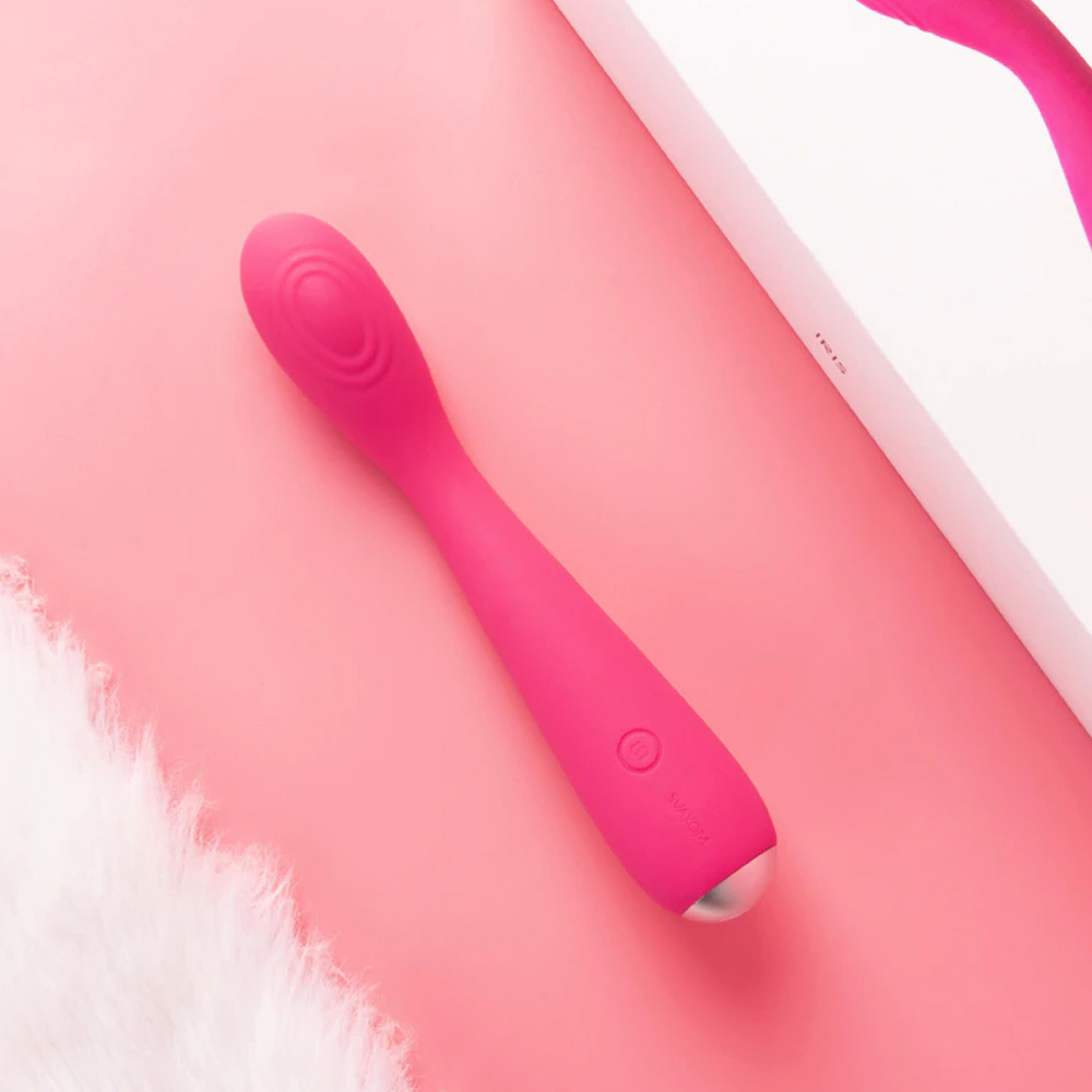 Vibrador Feminino em Silicone com 5 Vibrações Recarregável via USB 19 x 3,5cm Iris Vermelho | Foto 09 Vibrador Feminino em Silicone com 5 Vibrações Recarregável via USB 19 x 3,5cm Iris Vermelho | Foto 09