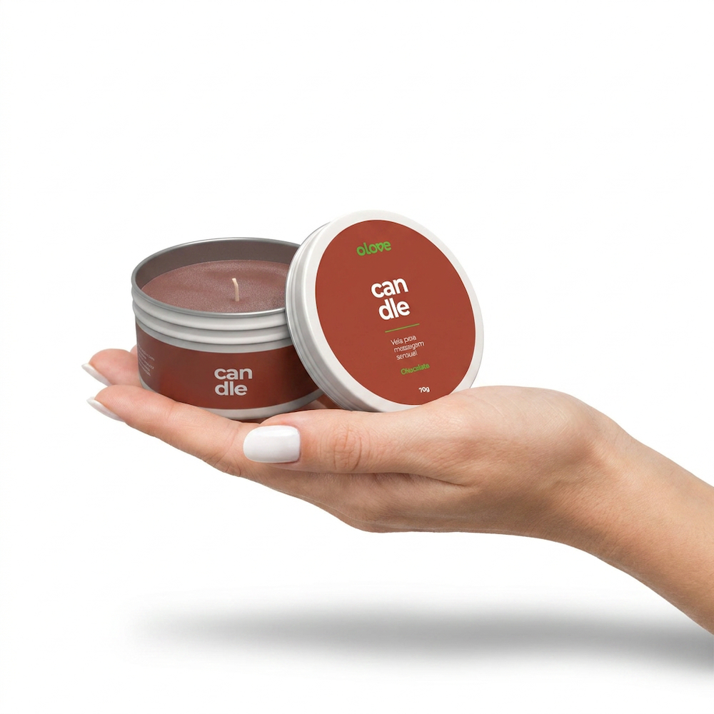 Vela para Massagem Sensual Hidratante Beij�vel Aroma e Sabor Chocolate Candle Love 70g aberta na palma da m�o, mostrando o pavio e a cor do produto