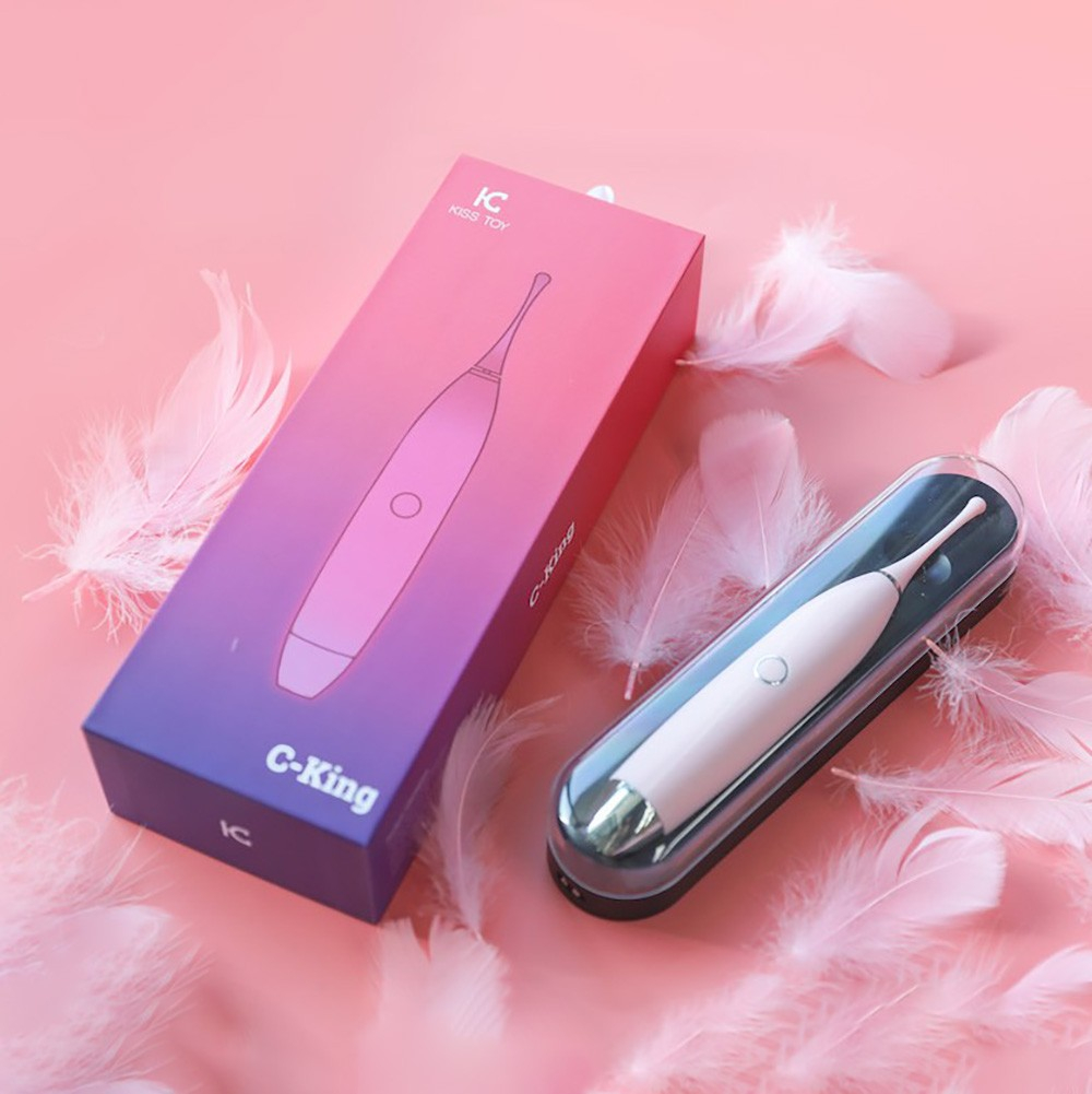 Vibrador Feminino C-King Rosa em silicone, exibindo a marca 'Kiss Toy' discretamente no corpo do vibrador