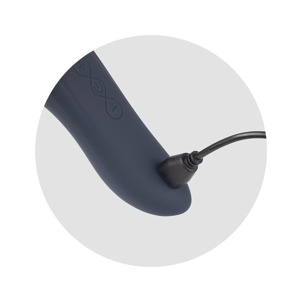 Vibrador SLIM Azul com detalhe do ponto de recarga conectada ao cabo USB