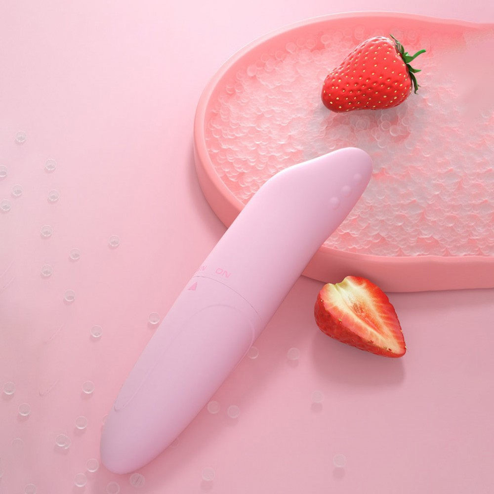 Vibrador Ponto G em Pl�stico Formato de Golfinho Rosa - Ambientado com morangos em fundo rosa