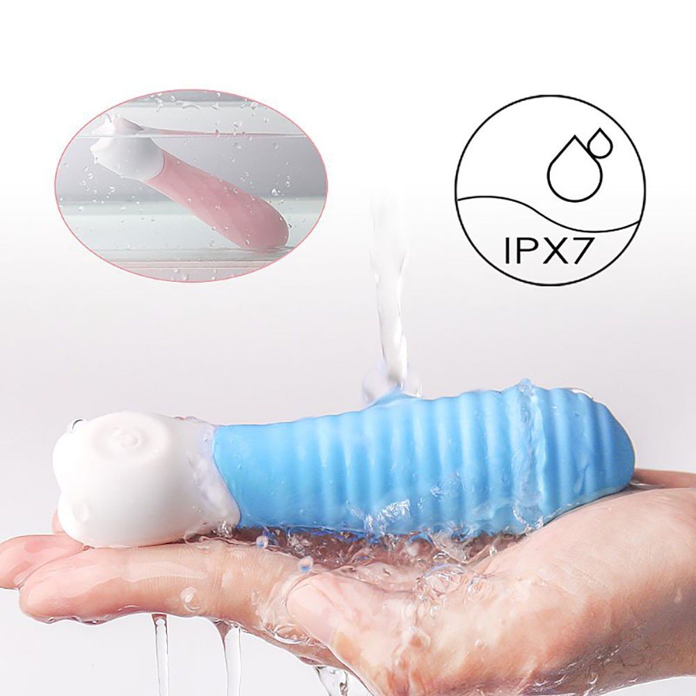 Vibrador Feminino Mini-2 Azul sendo lavado em �gua corrente, com destaque para a certifica��o IPX7 de resist�ncia � �gua, demonstrando ser � prova d'�gua.