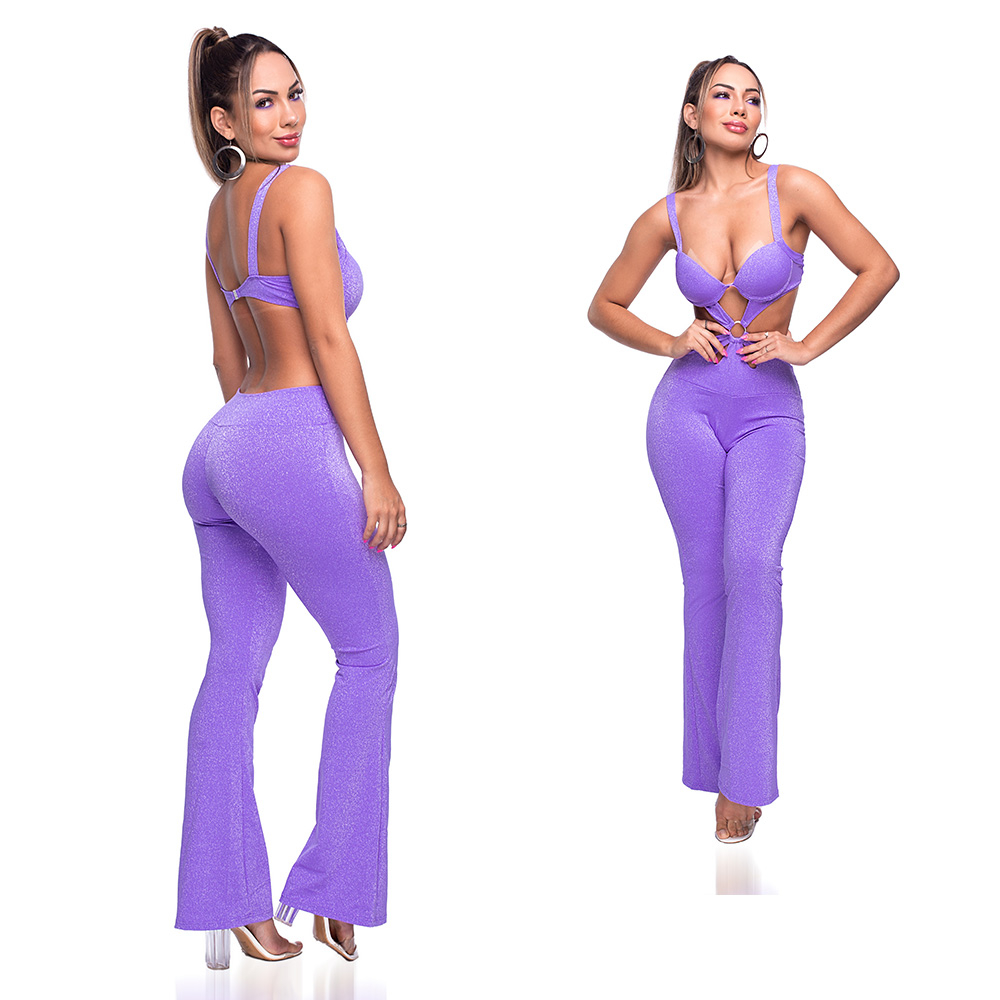 Macac�o Sensual Sexy em Lurex com Aro Bojo e Argola Lil�s - Vista traseira de modelo usando o macac�o, exibindo o caimento e os detalhes da parte posterior