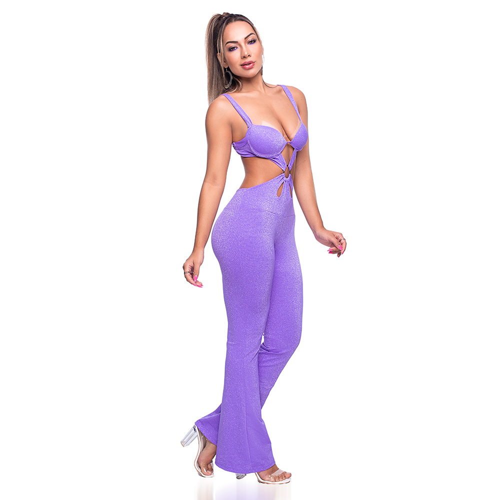 Macac�o Sensual Sexy em Lurex com Aro Bojo e Argola Lil�s - Vista lateral da modelo com o macac�o, mostrando os recortes estrat�gicos