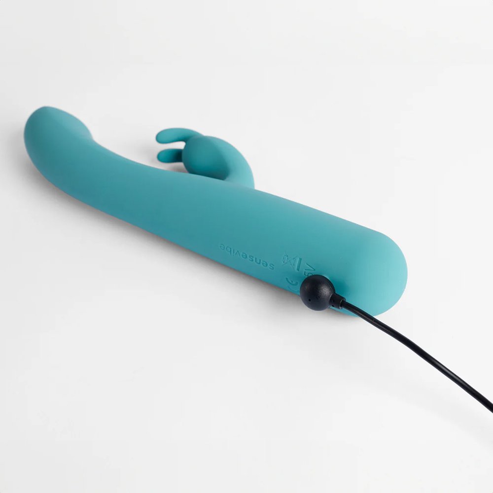 Parte inferior do Vibrador Duplo Rabbit Cyan, mostrando a porta de carregamento USB
