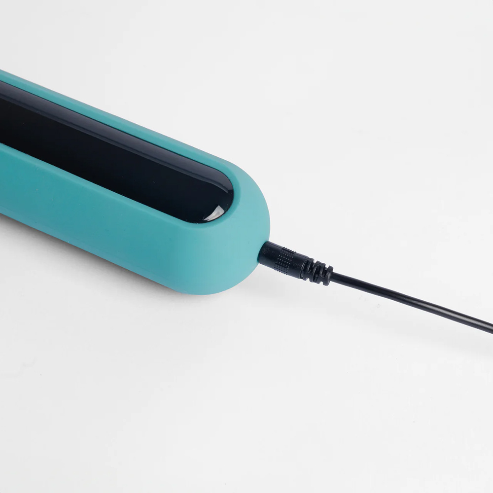 �ngulo que mostra a silhueta e a cabe�a arredondada do Massageador Er�tico Wand Cyan