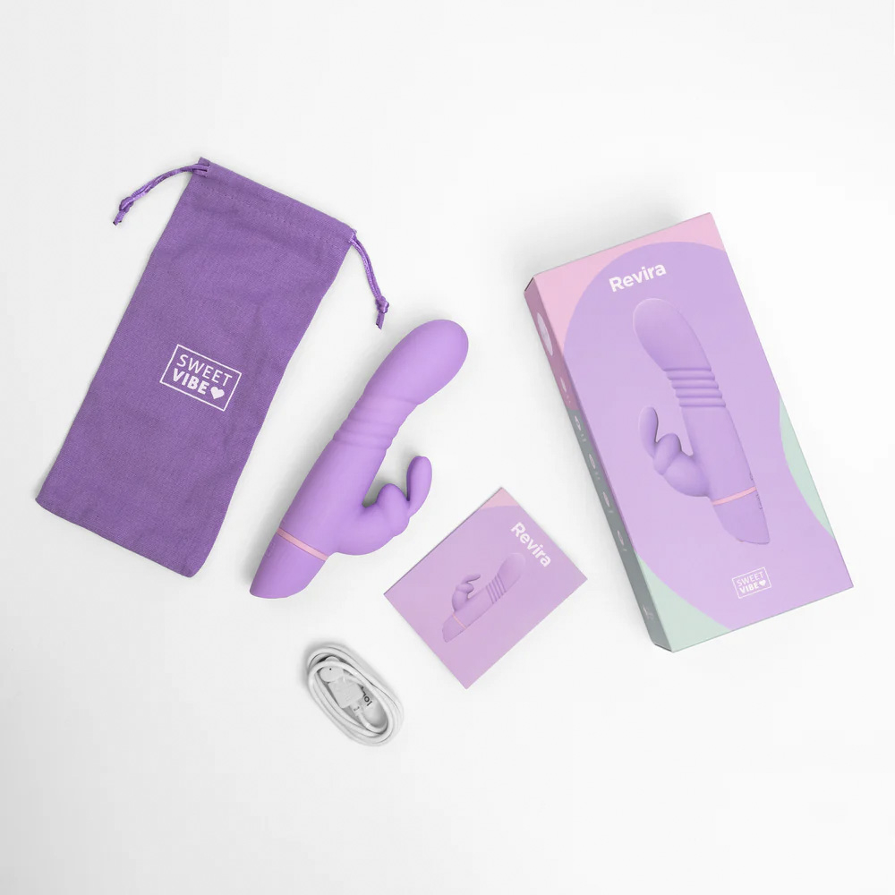 Vibrador Rabbit Recarreg�vel Revira Lil�s, Layout do produto com a embalagem, manual, vibrador e cabo USB, mostrando todos os itens inclusos na compra.