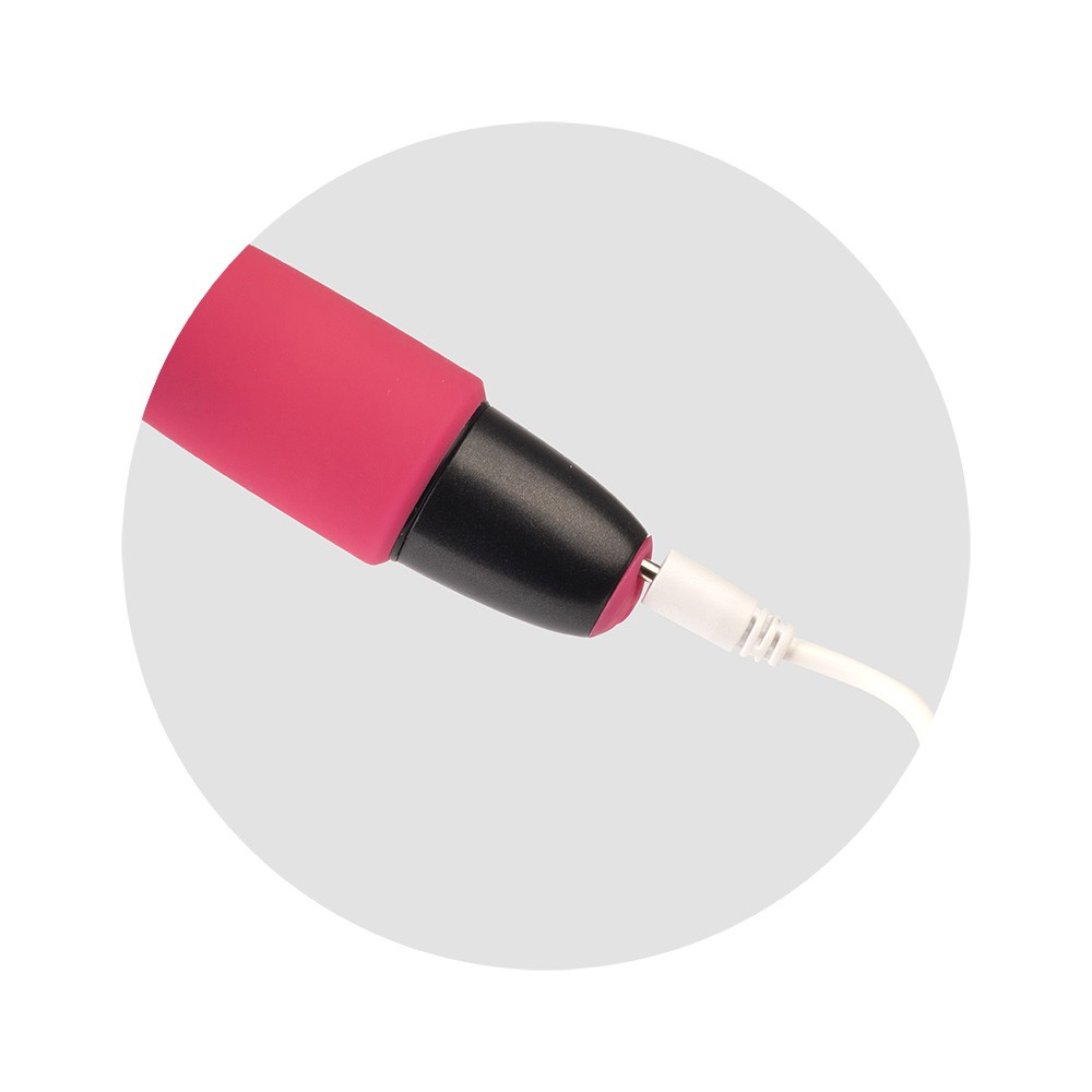 Detalhe do cabo de carregamento USB conectado ao Vibrador Ponto G Recarreg�vel em Silicone Gvibe Pink