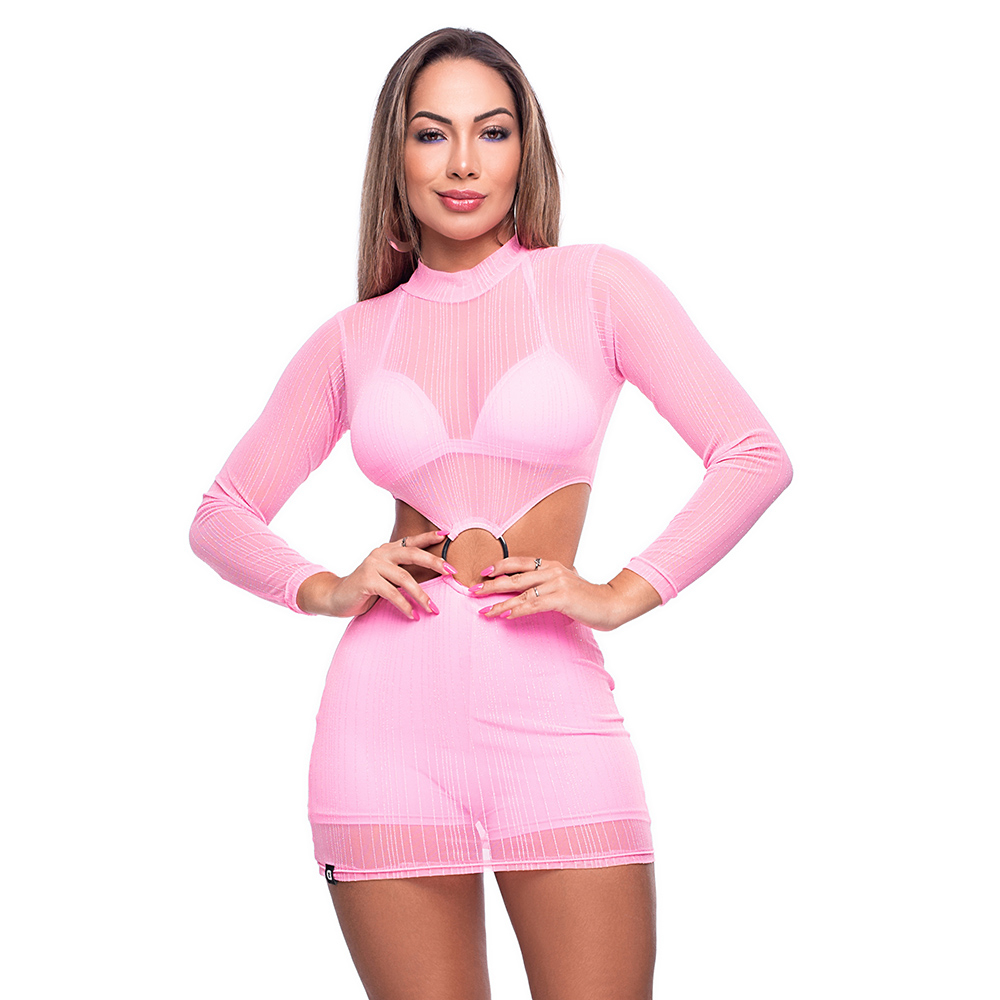 Vestido Sensual Sexy em Lurex Transparente Manga Comprida com Top Rosa, modelo posando frontalmente com as maos na cintura