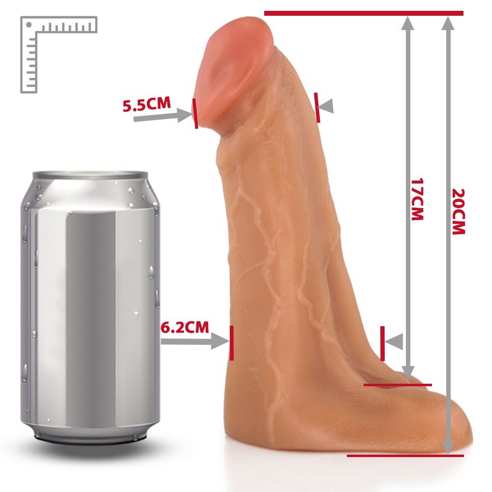 p�nis real�stico vibrador em composi��o completa destacando tamanho, propor��o e design do acess�rio �ntimo
