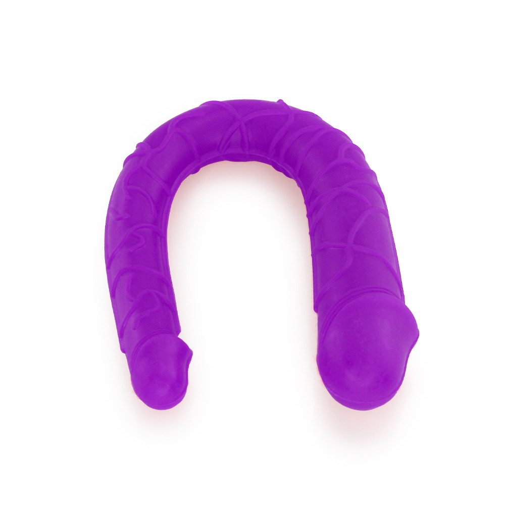 close da textura do p�nis real�stico vibrador mostrando material macio e toque suave