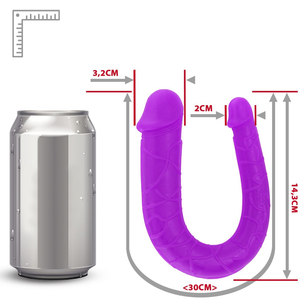 p�nis real�stico vibrador em composi��o completa destacando tamanho, propor��o e design do acess�rio �ntimo