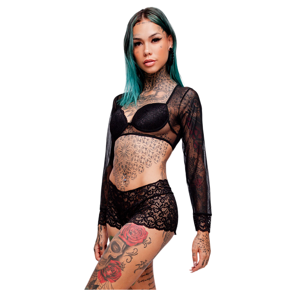 Conjunto sensual short e cropped em renda e tule preto sendo usado em um contexto elegante e provocante