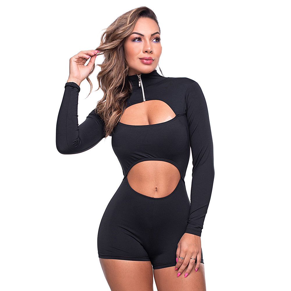 Macaquinho Sensual Sexy Preto: detalhe frontal da modelo, z�per semi aberto, evidenciando o decote e recortes laterais
