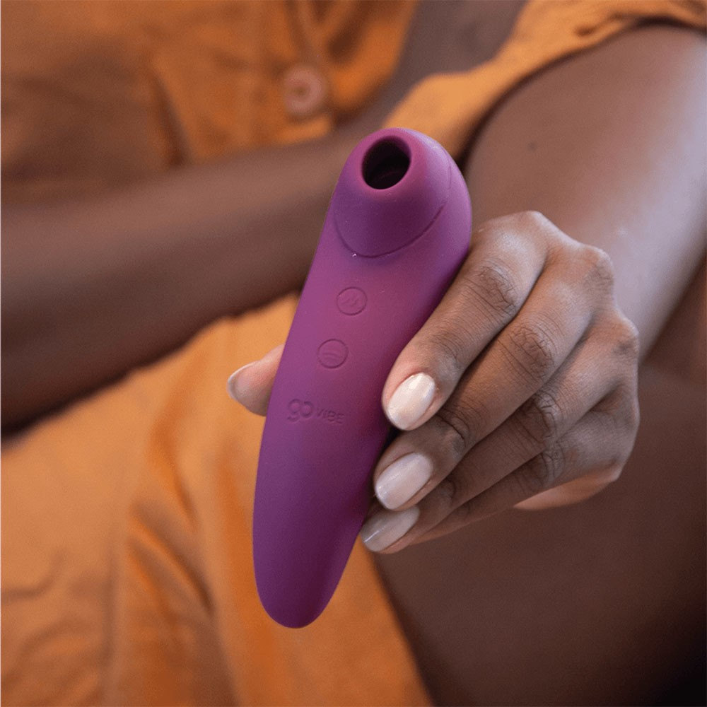 Vista do Sugador de Clit�ris Mia Roxo sendo segurado, mostrando os bot�es de controle e o acabamento em silicone
